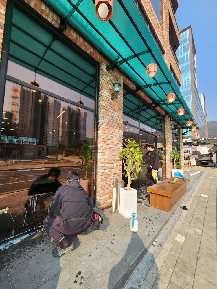광주 사무실청소 유리 파티션 세척 작업사진